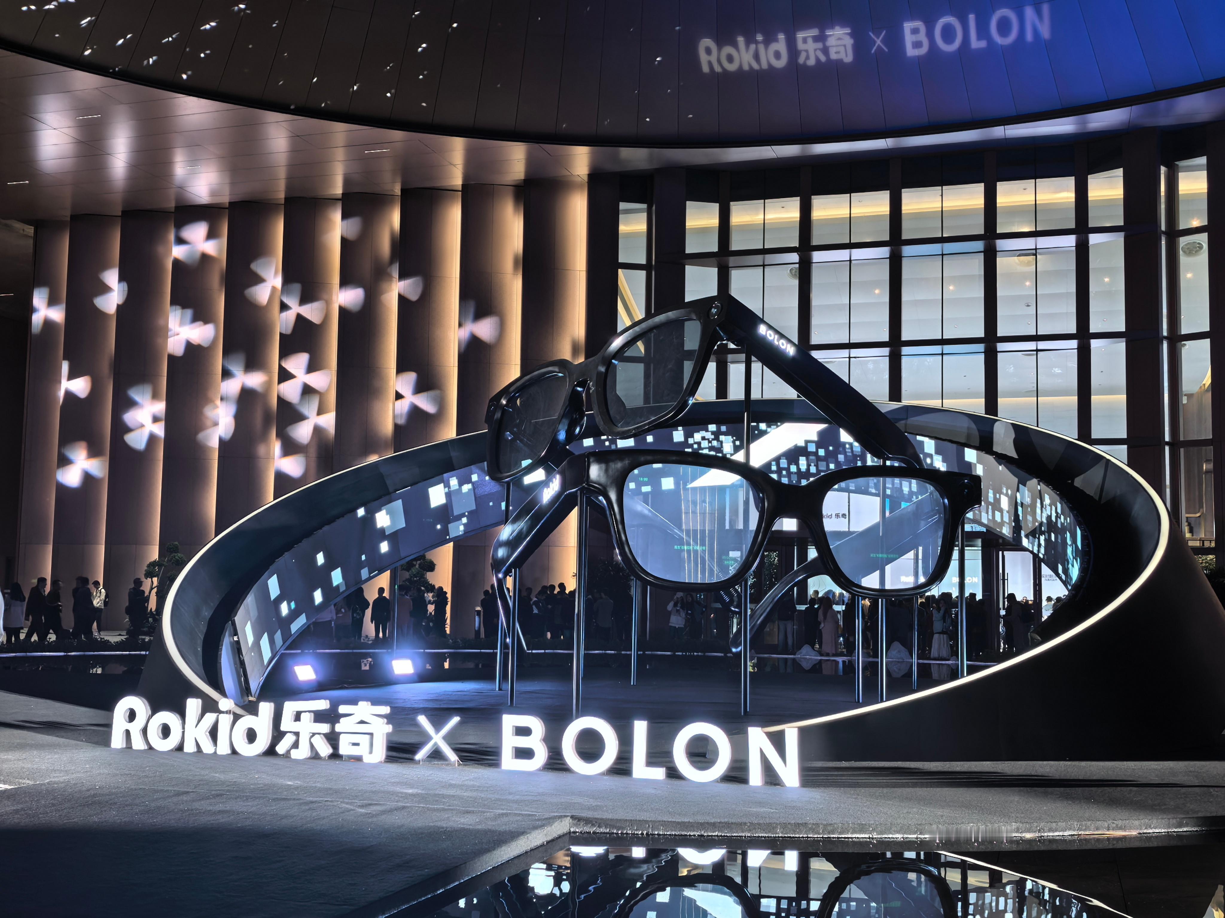 昨天，Rokid乐奇在杭州举行了一场新品发布会，联手BOLON眼镜推出了这款全新