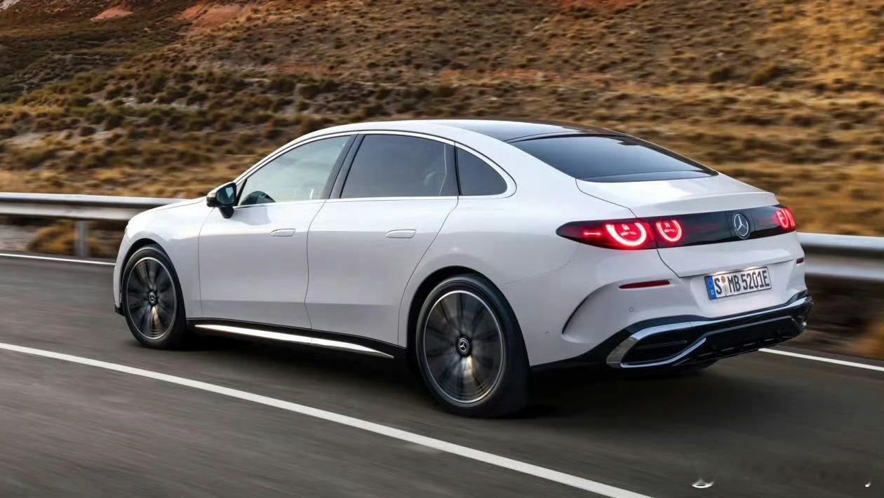 最新发布的纯电奔驰C级，这是认真的吗但是，奔驰的设计很有前瞻性，设计非常超前。比