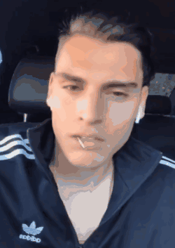 当我正在吊儿郎当坐着突然刷到手机里的小冉视频 