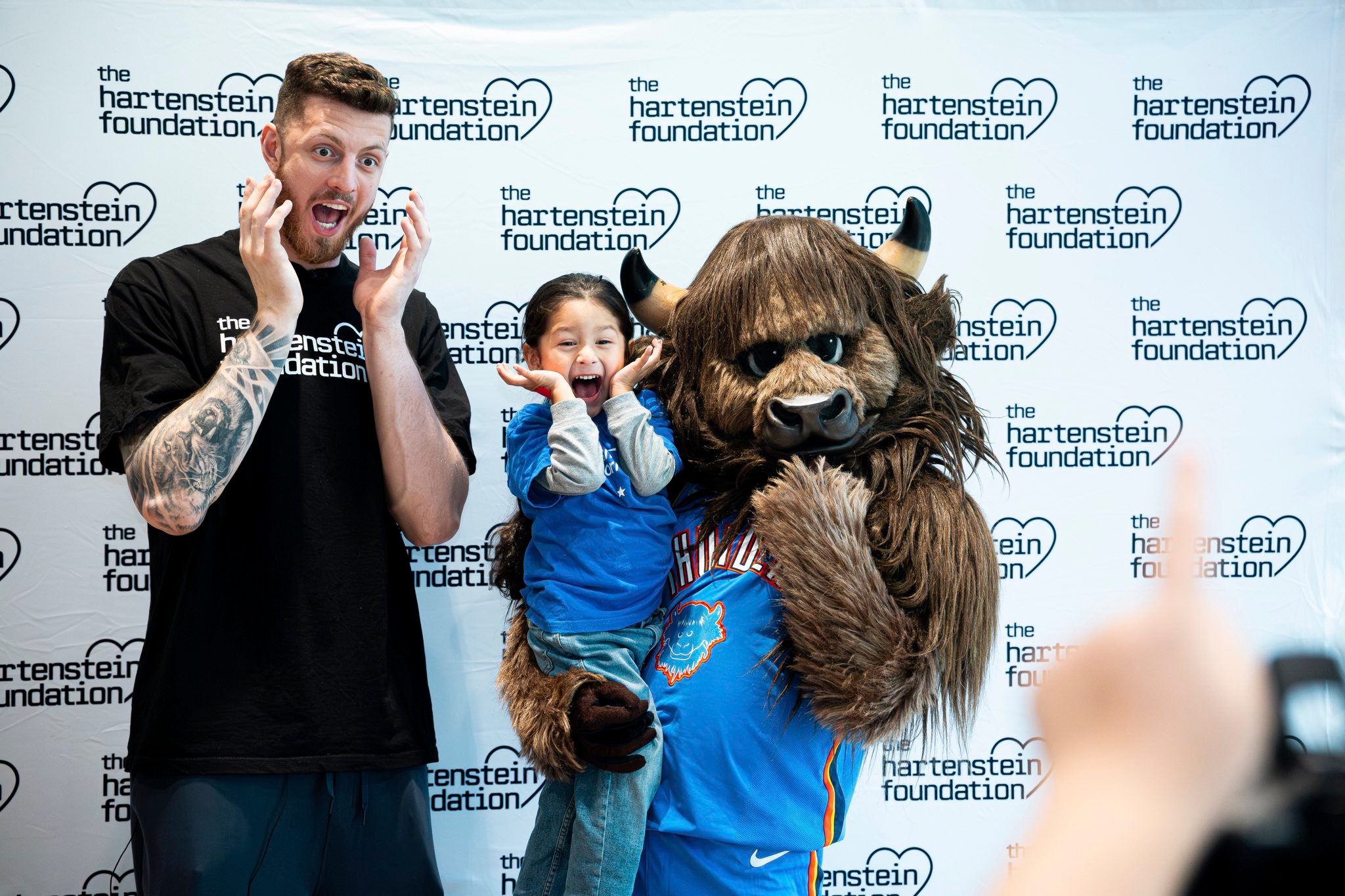 哈腾今日携家人到访“Positive Tomorrows”机构，为受助家庭端上感