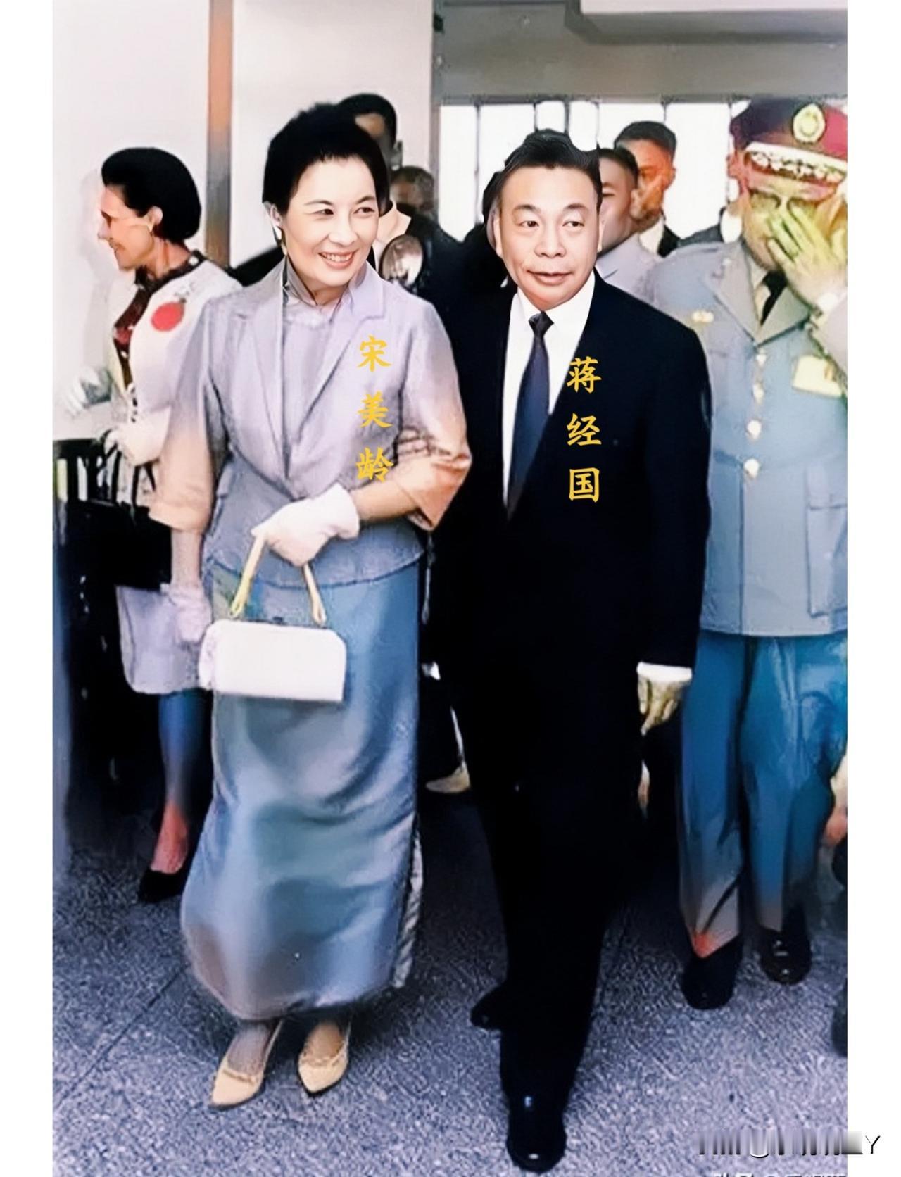 这是蒋经国和继母宋美龄在台湾的一张老照片，拍摄于一九六八年。这并非演戏，也绝非影