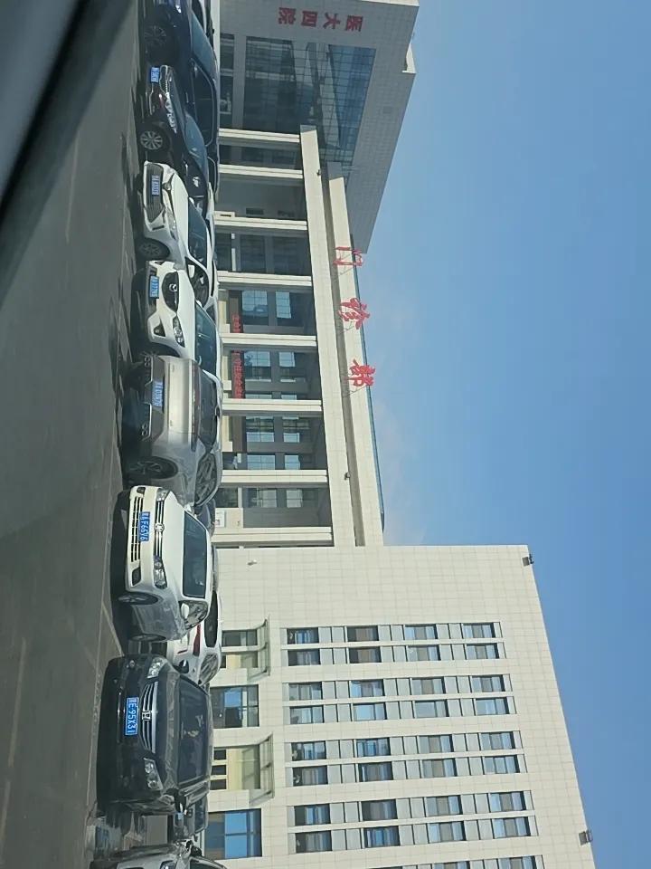 前段时间去哈尔滨医大四院调血糖，这经历真让人印象深刻。
到医院后，人那叫一个多，