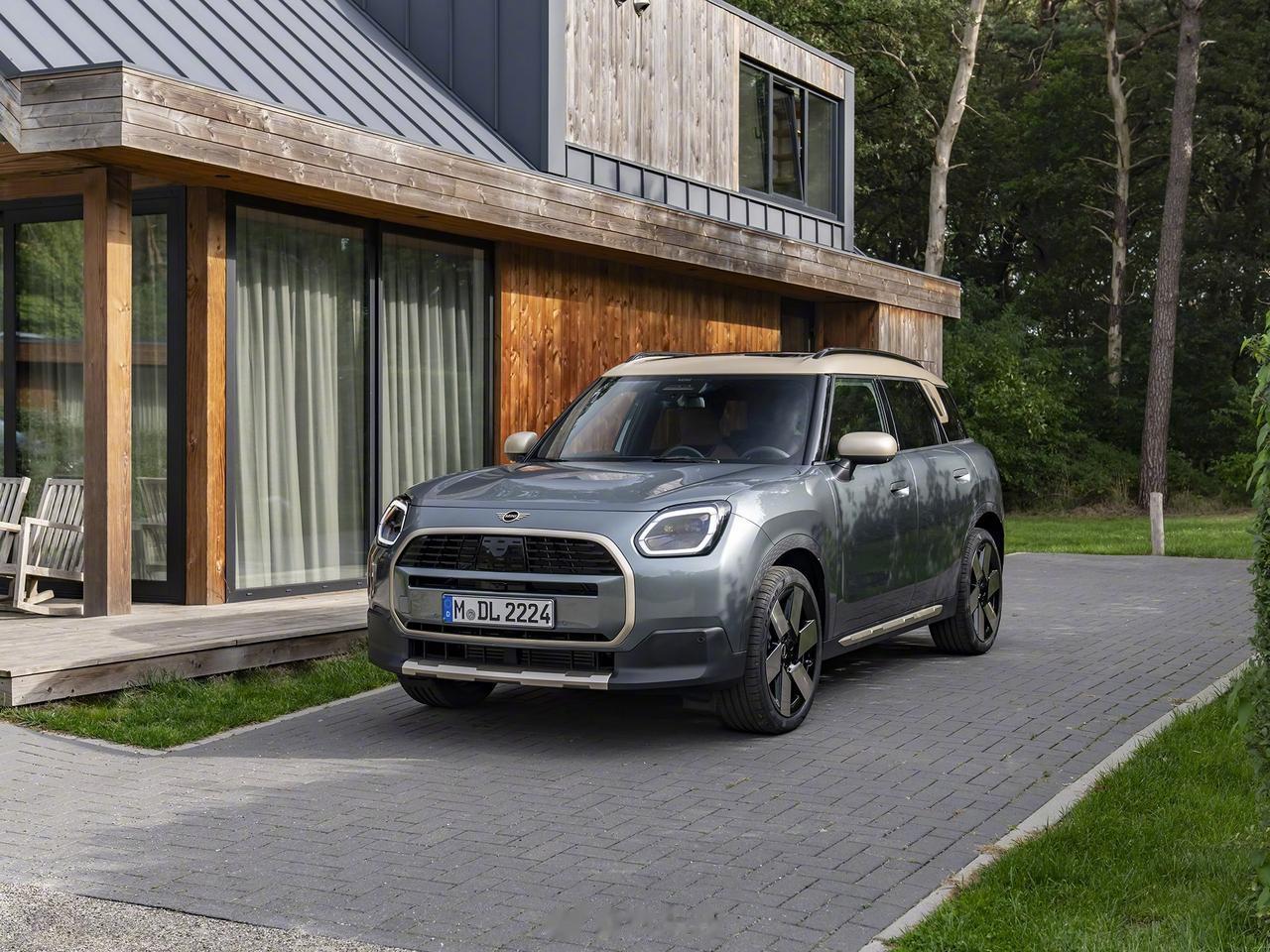 全新MINI COUNTRYMAN C官图曝光
采用目前最新的家族式设计语言，配