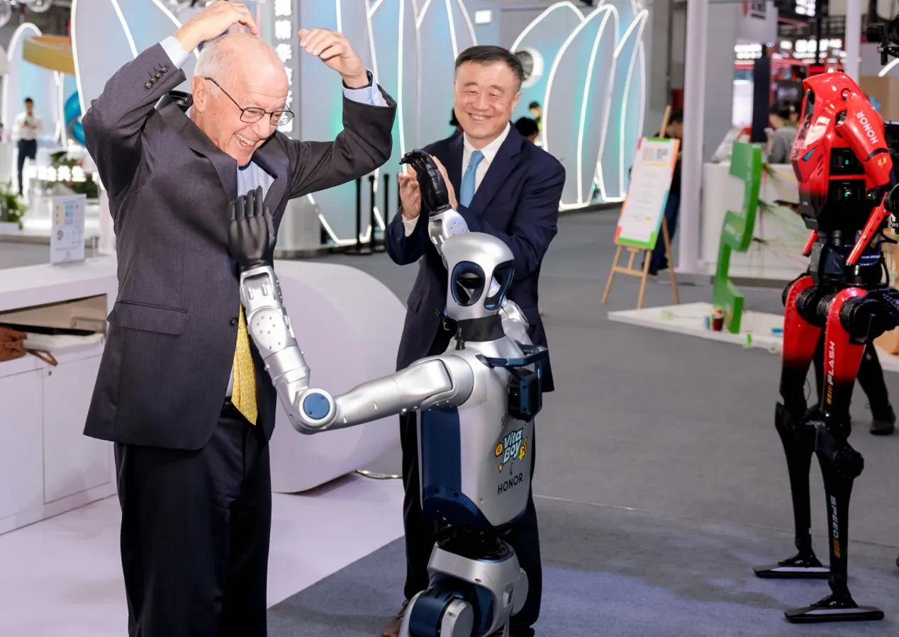 荣耀以AI终端生态全阵容亮相2026可持续全球领导者大会