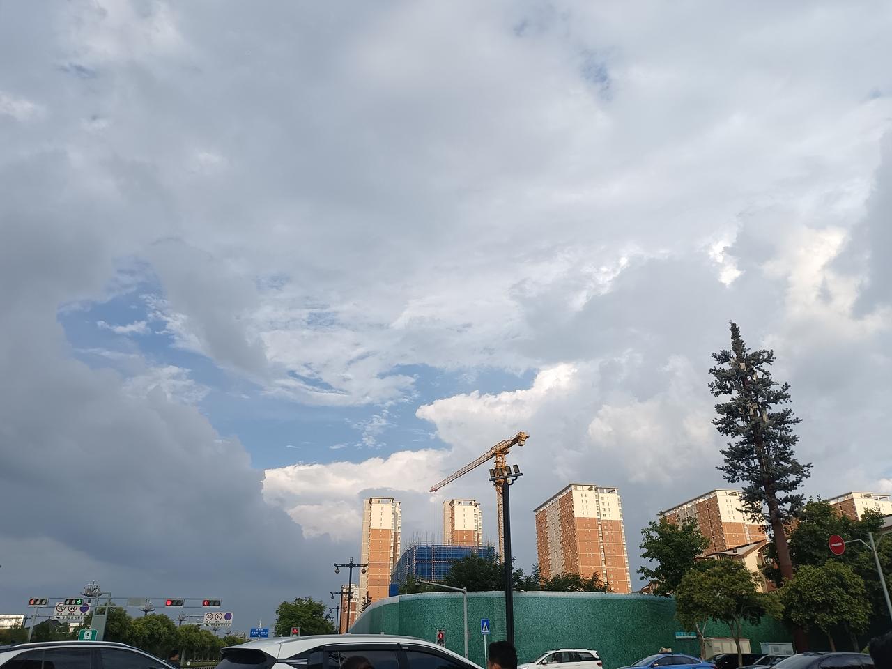 朋友给我说了一件事，不知道他是真傻还是装的。
昨天，他去买五块钱的东西，给了店员