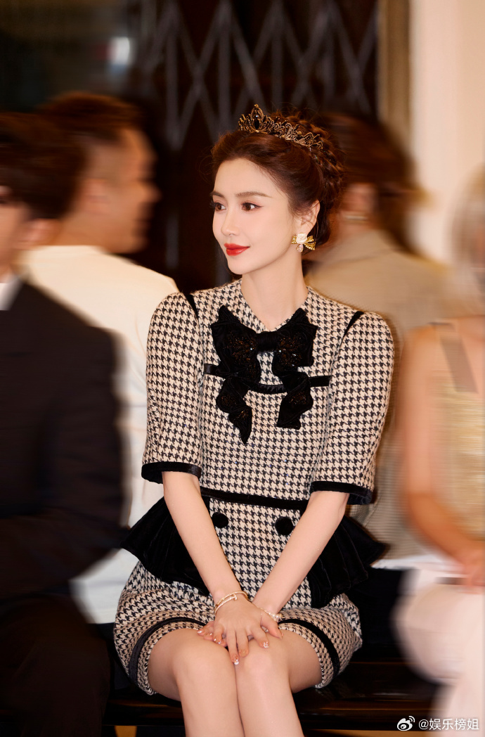 angelababy看秀新图 angelababy这美貌，给宇宙不解释[么么哒]