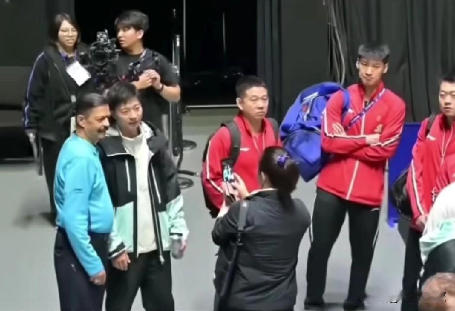 中国队3:1战胜罗马尼亚后，这次伦敦世乒赛的总裁判赶快跑过来！

王皓都紧张了，