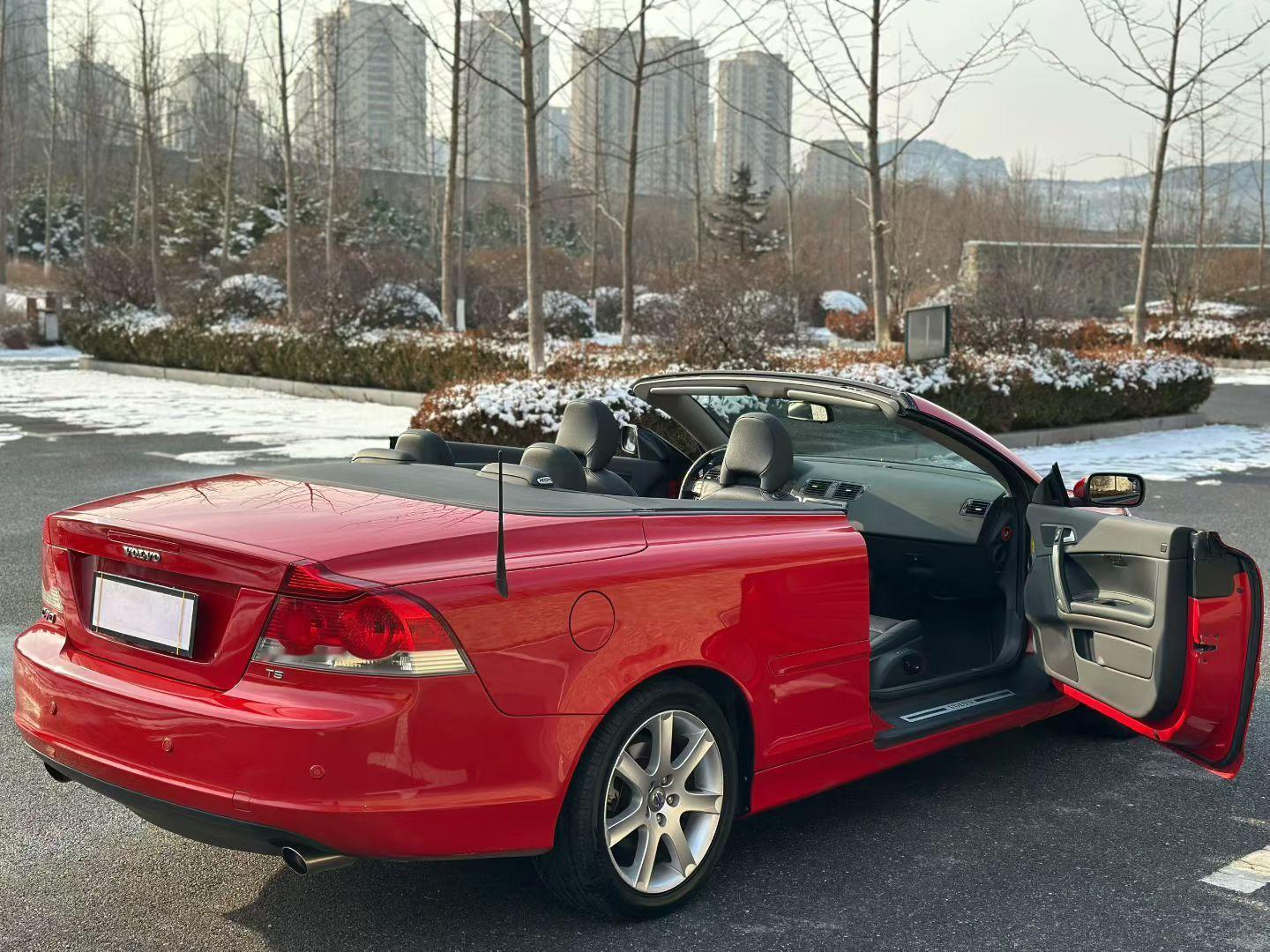 这个车几年前是我的 QQ 空间背景沃尔沃 C70，几万块钱想买请骂醒我