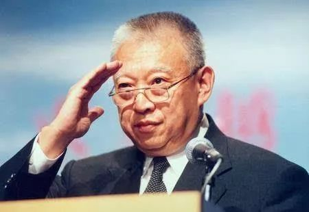 董建华去世 搞公屋、搞数码港、推动矽港计划，最后都推进不下去。生命画上句话，但早