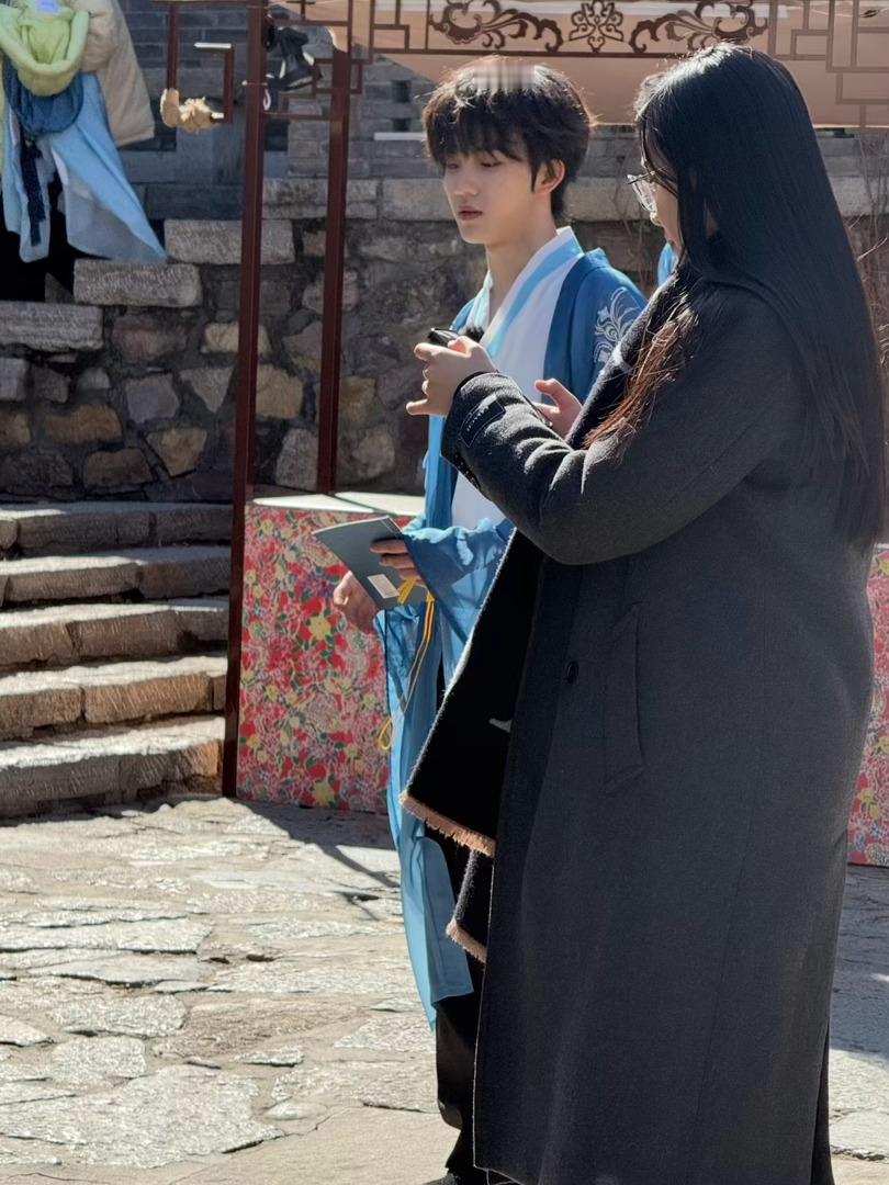 小苏也被偶遇了！偶遇苏新皓古装拍摄苏新皓古装蓝衣造型