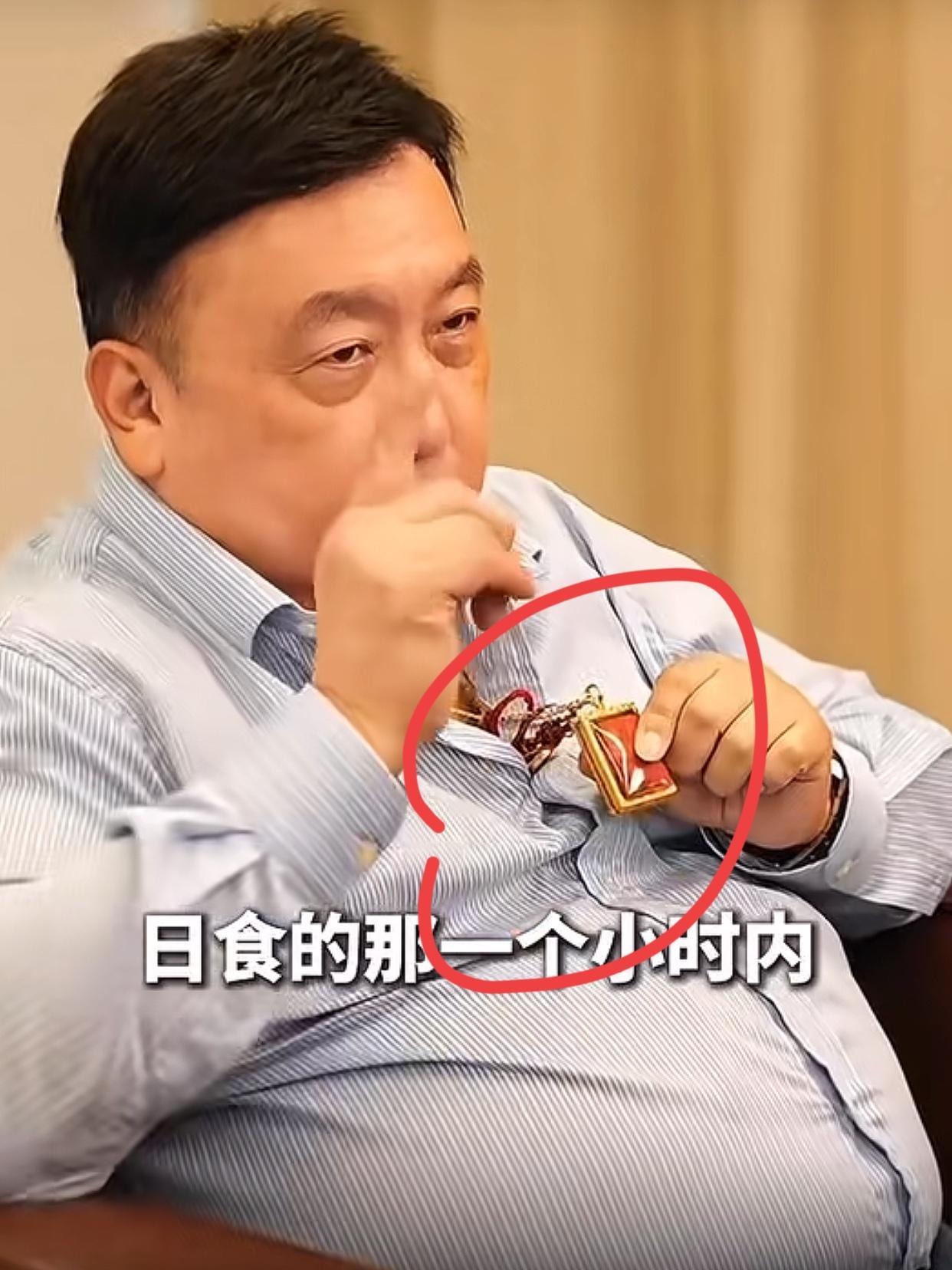 王晶戴白龙王的佛像，整整 30 年，从没出过幺蛾子，为何他不信任释永信呢？

释