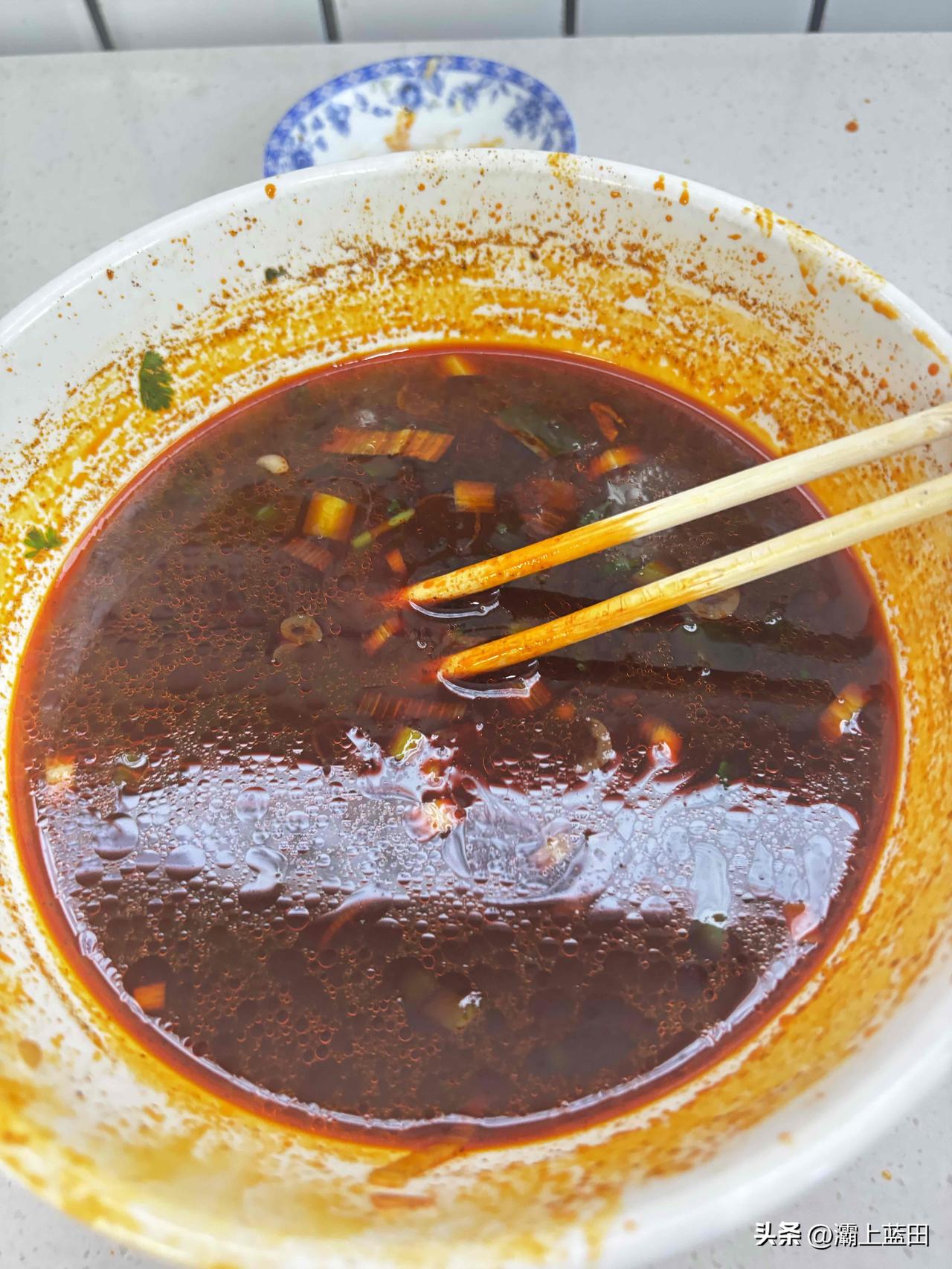 今天中午在西安吃的淳化荞面饸饹，带汤的，12元一碗。味道还行，就是量不大，带汤的