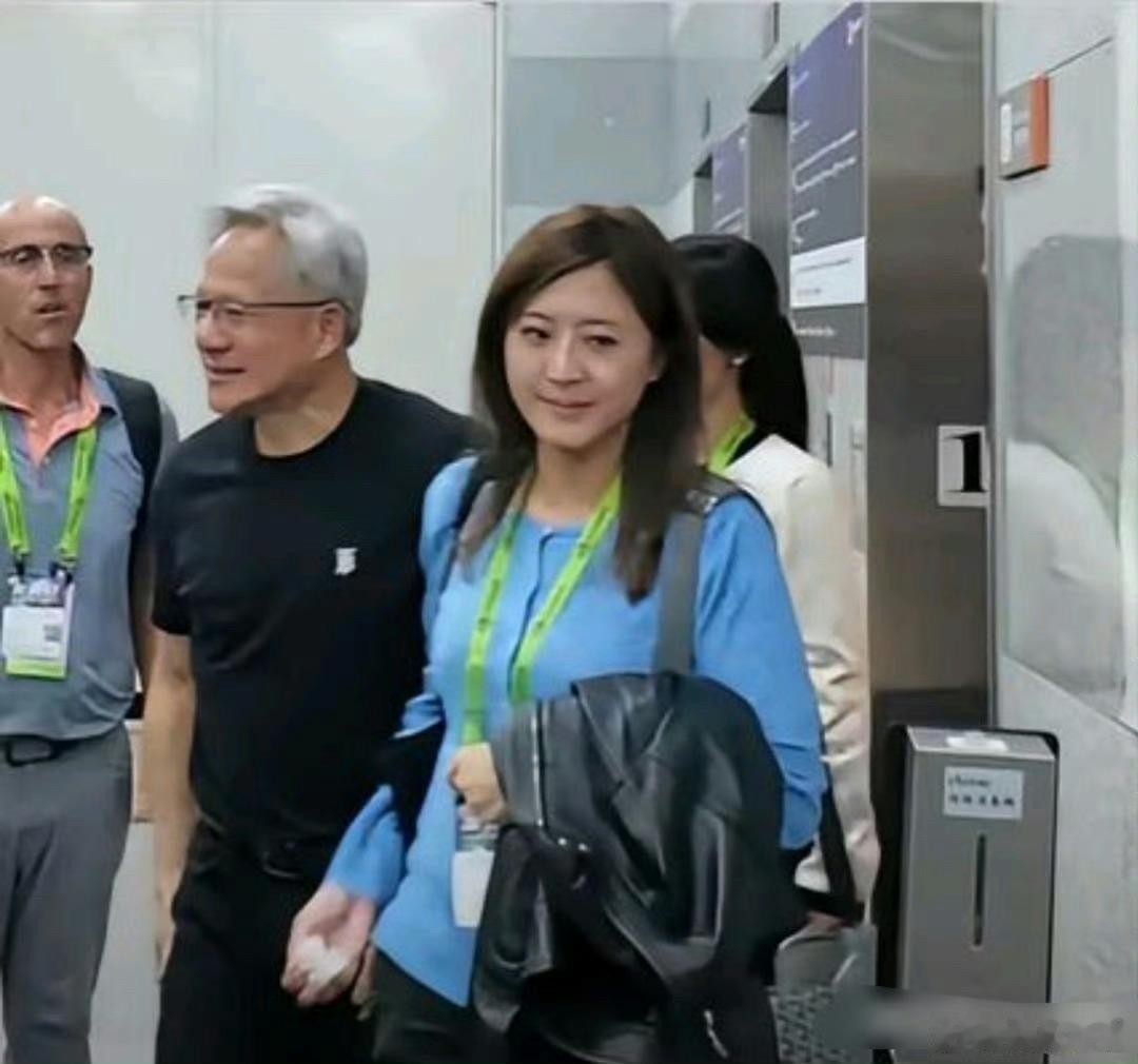 黄仁勋身边的这位助理气质出众，容貌十分亮眼，举手投足间都透着优雅与干练。
