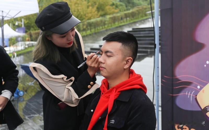 在一起久了没话说，这事儿得分情况看。
      有些情侣是单纯不知道说啥，就像