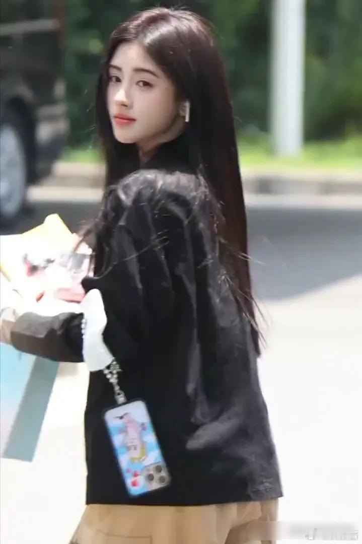 感觉鞠婧祎好有当爱豆的觉悟，从来没有看过她传绯闻之类的 ​​​