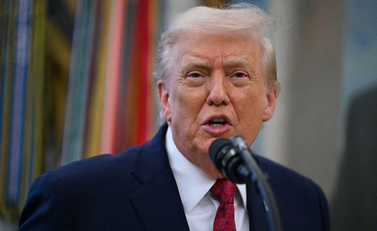 不装了！悍然扣押中国油轮后，特朗普放话：油和船都归美国了！
加勒比海的晨雾还没