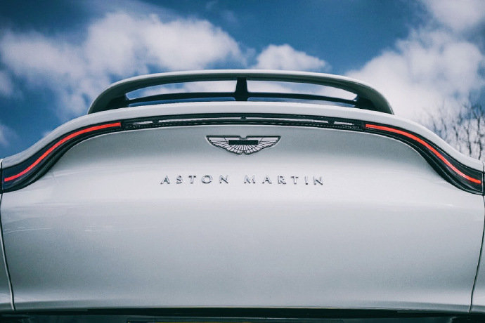 Aston Martin DBX ，小翘臀就是这么性感 
