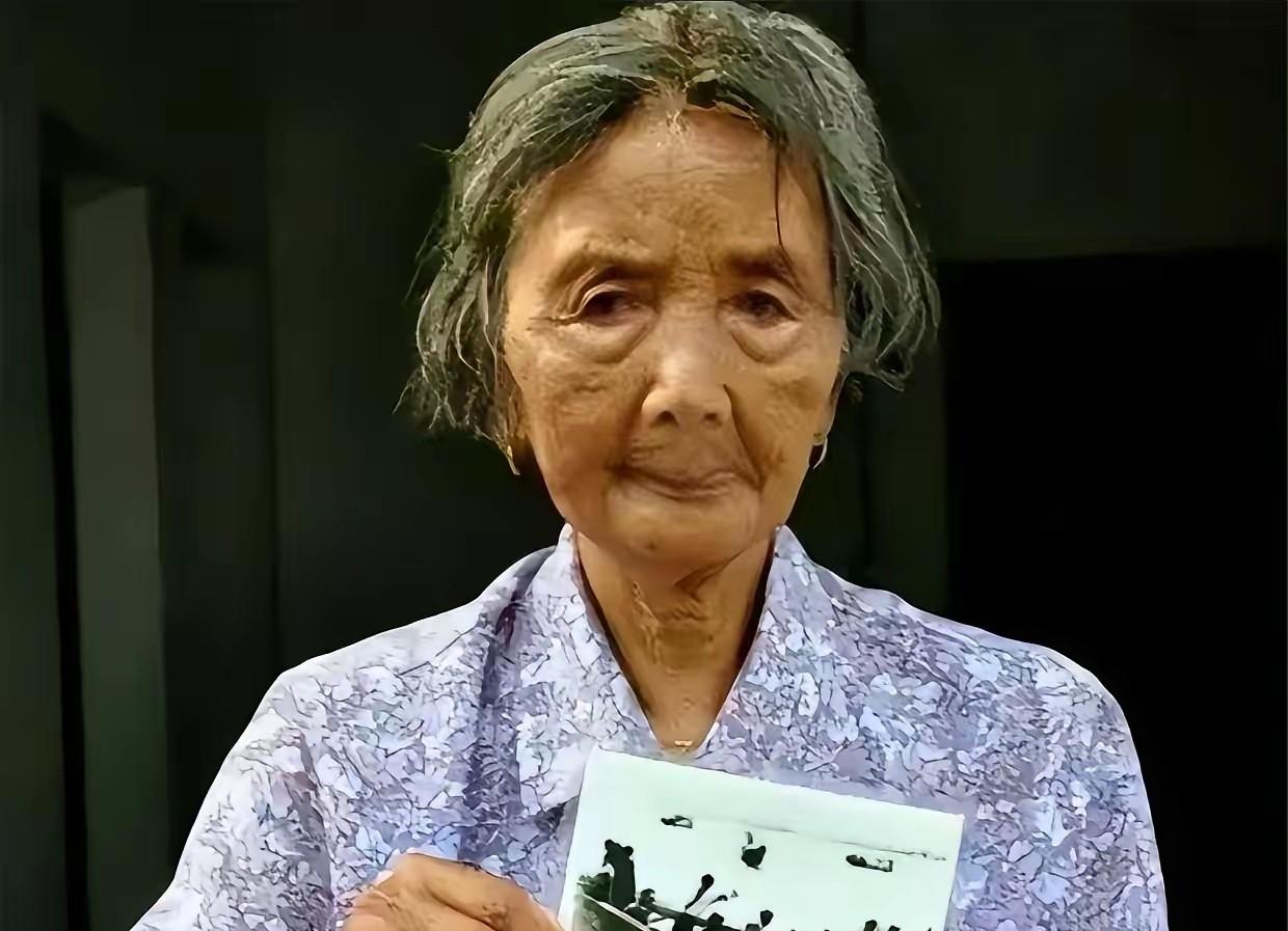 1949年，19岁的姑娘颜红英，摇着小木船运送24名解放军战士横渡长江。谁料，激