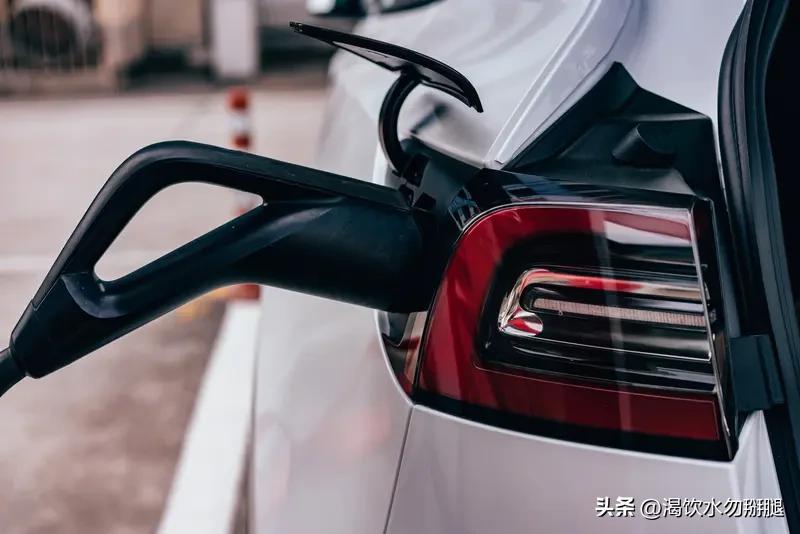 我敢断言，5年内电动汽车价格会跌破3万元——而且要说明白，这可不是“老头乐”级别