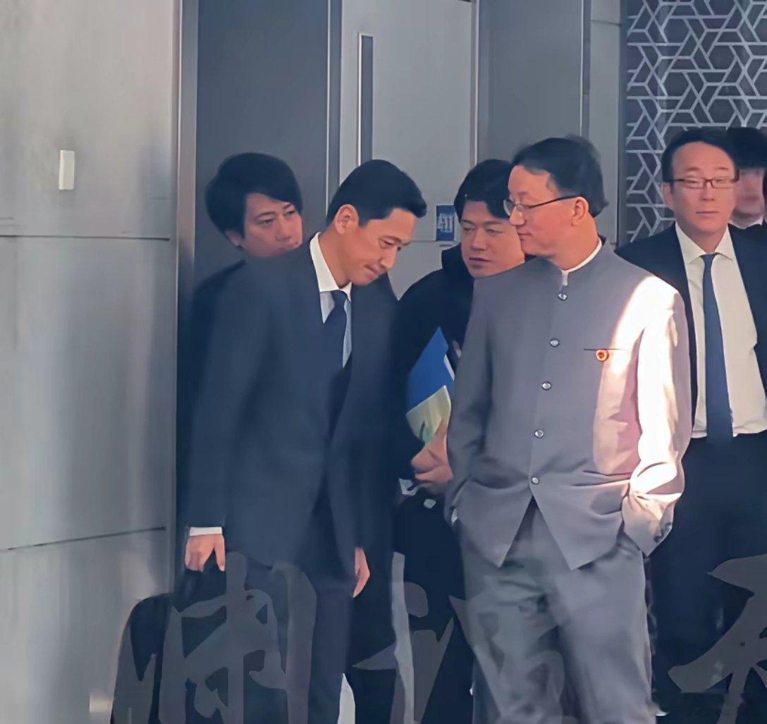 这个场景很有意思，中方官员双手插兜，日本官员则低着头听中方官员讲话，中国外交官每