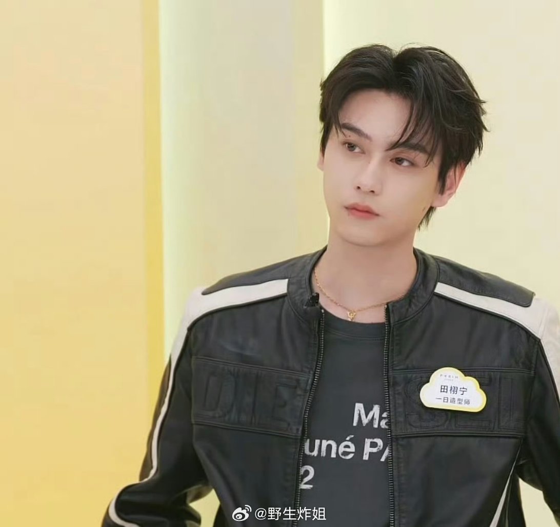 田栩宁今日份的直播截图来了，这样看起来好像九成美的爆料对他影响不大啊，还能够有商