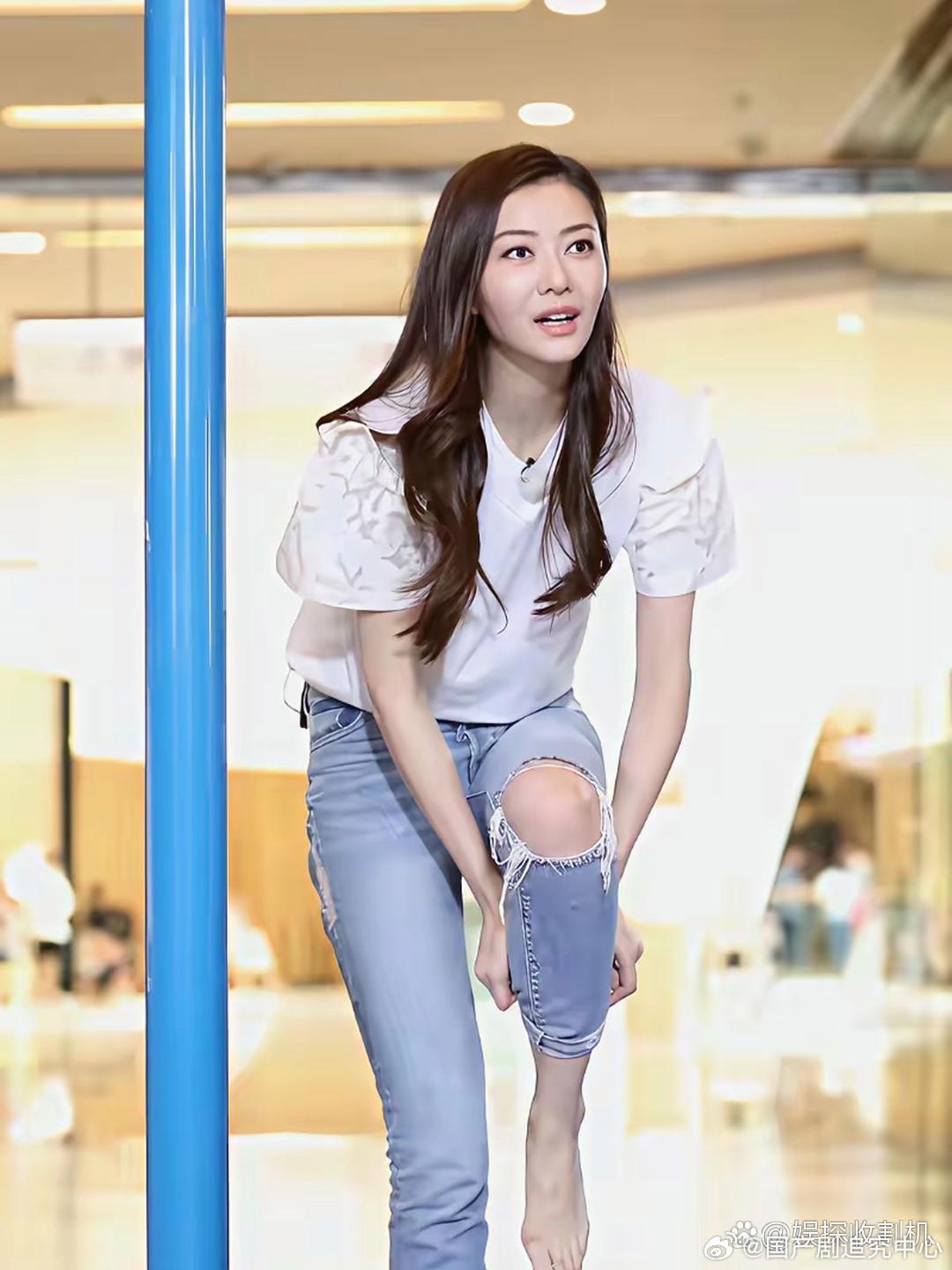 熊黛林上电视节目，脱鞋玩游戏 