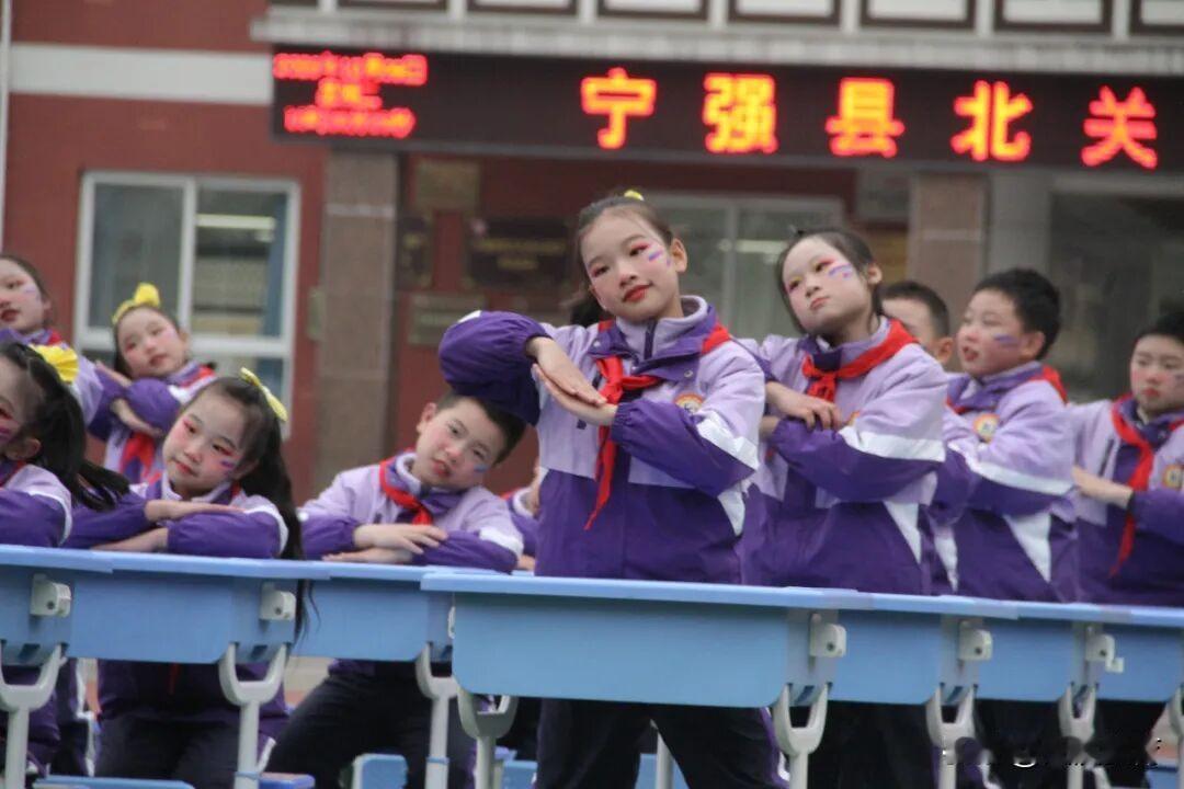12月9日，宁强县北关小学操场上热闹非凡，第二届课桌手势舞大赛在此圆满落幕。全校