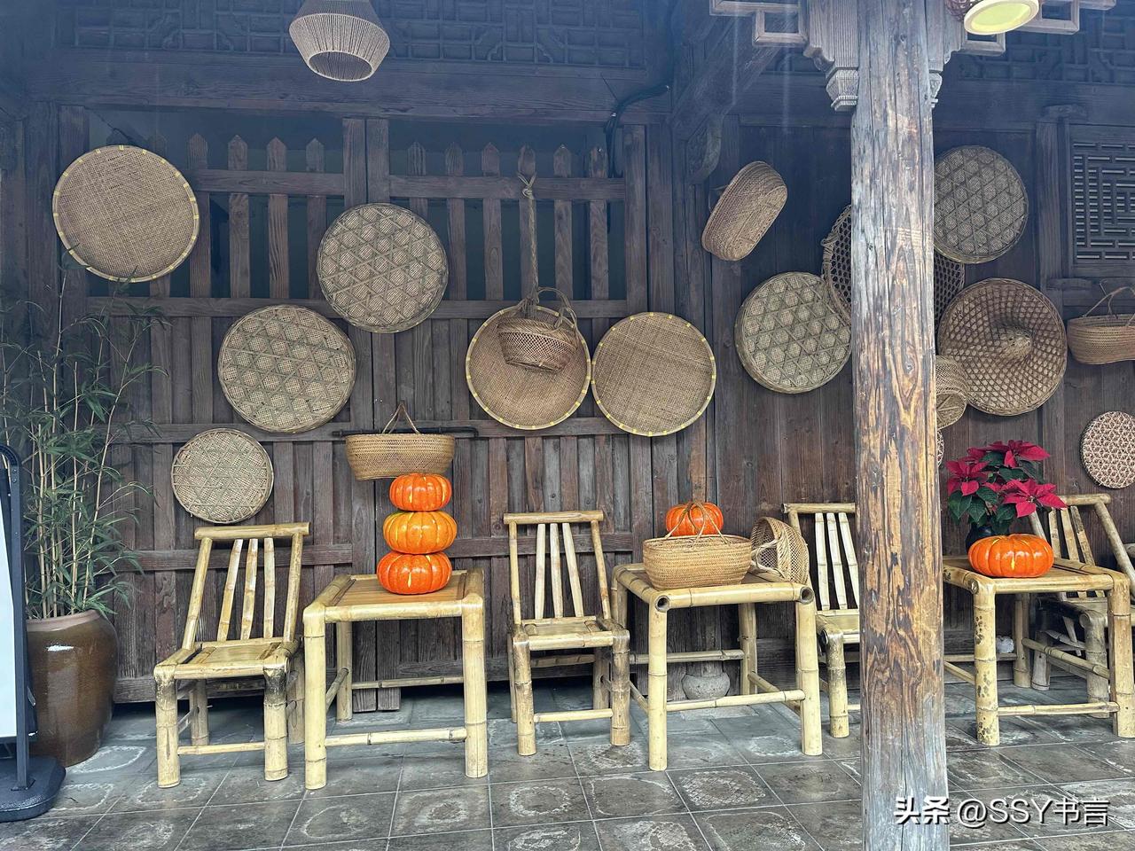 古朴竹椅与南瓜相映成趣，传统与自然完美融合。