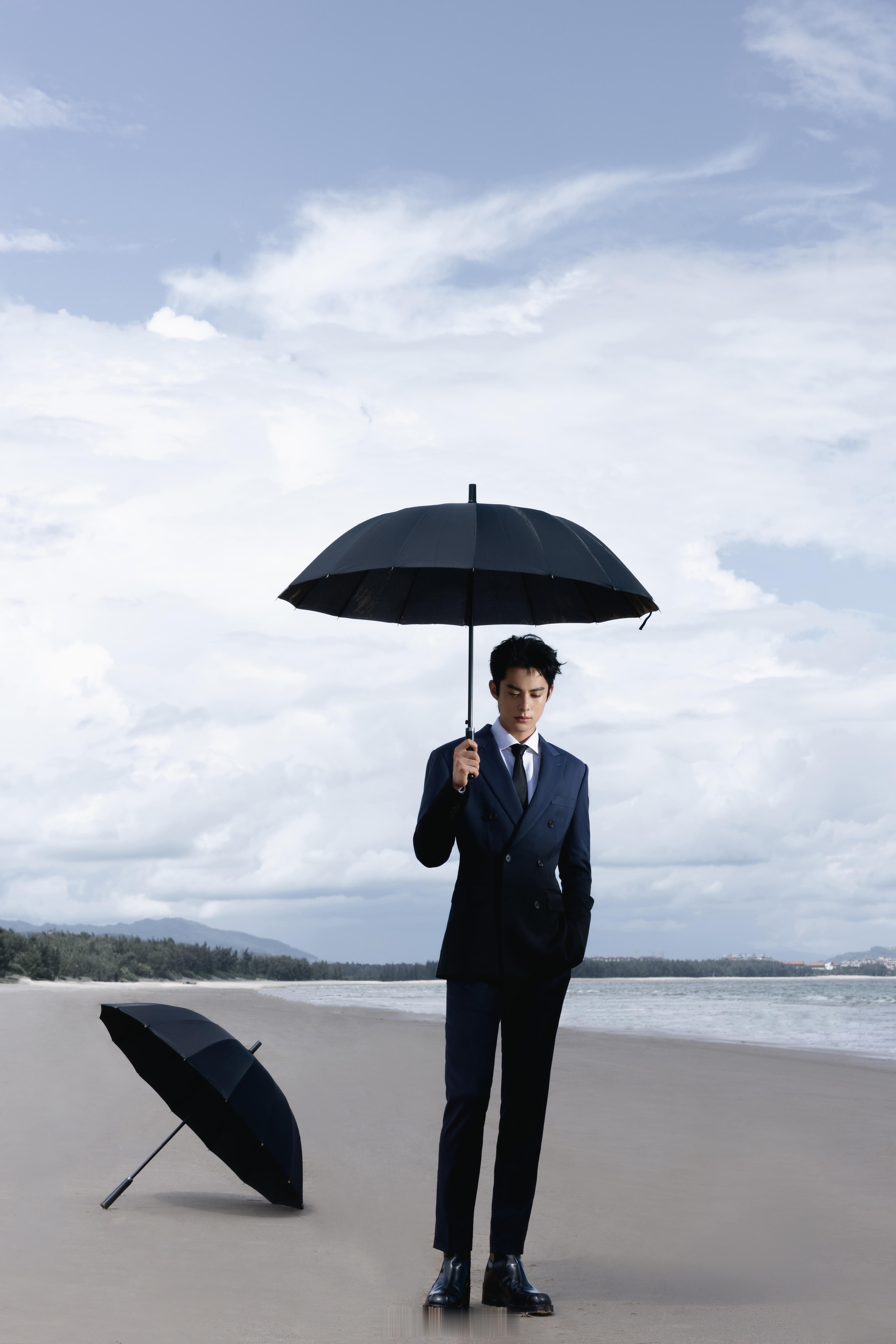 #王鹤棣海边撑伞# ​​​#王鹤棣海边西装大片#​​​王鹤棣此次海边造型，真的是