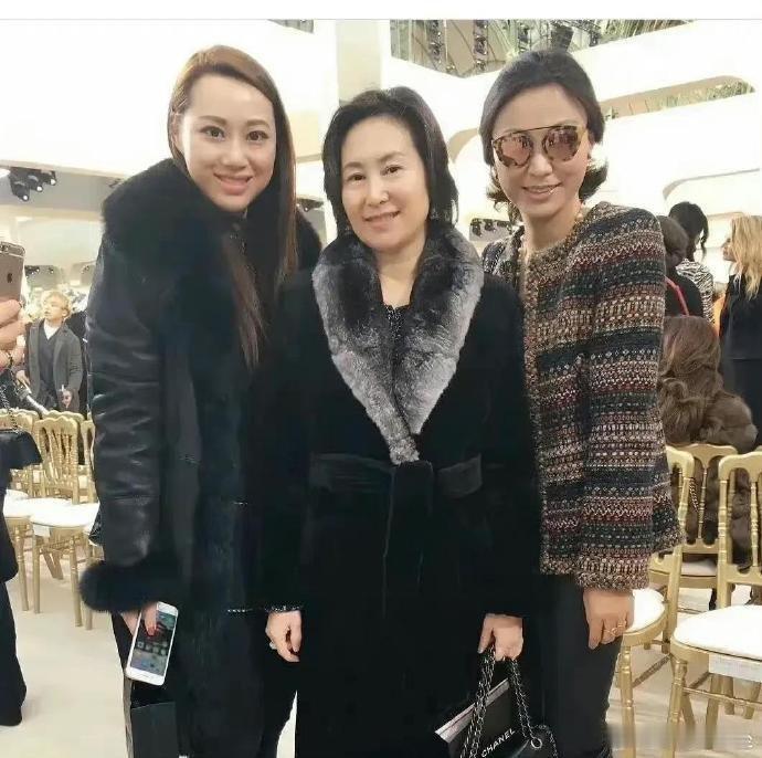 这大衣她穿了有30年了吧，所以说富婆并不在乎衣服吗？ ​​​