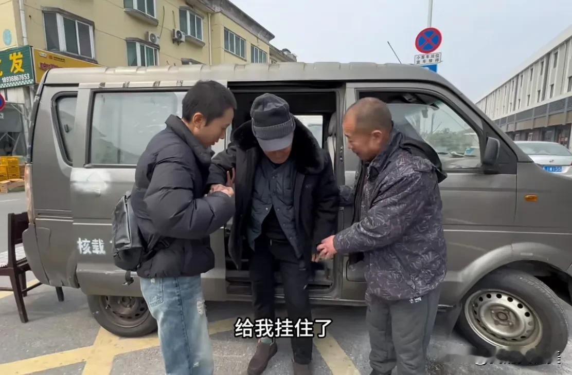 秋天妈妈终于“洗白白”了，一天连更了好几个视频都是关于自己尊老爱幼的“正能量”，