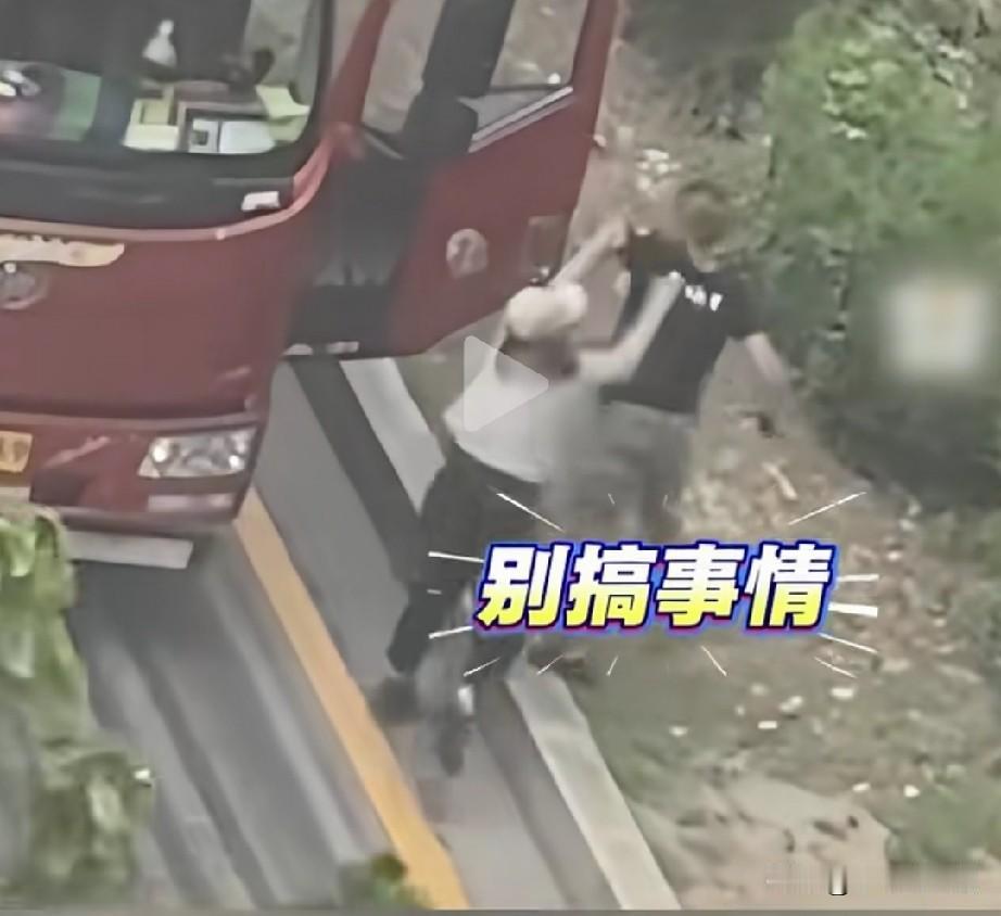 辽宁沈阳，在路上，一货车司机与一轿车司机发生了冲突，俩人吵着吵着就要动手了，货车