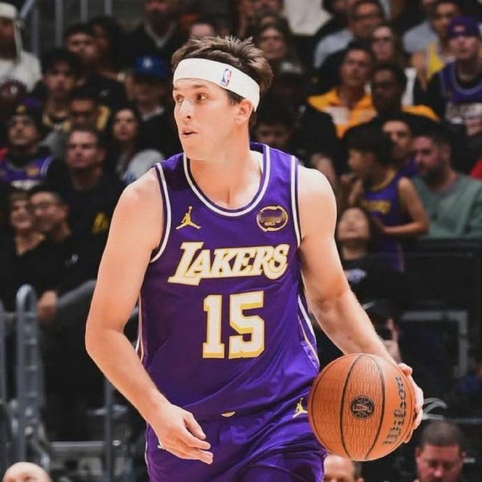 里夫斯又拉胯了！打硬仗是真不行？

对阵马刺，全场出战40分钟
——16投6中，