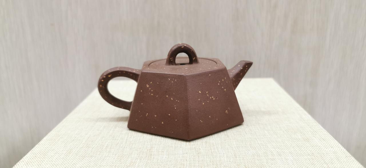 早期中国宜兴精品紫砂茶壶（网孔、约95cc）茶生活选择紫砂壶泡茶是因为什么?  
