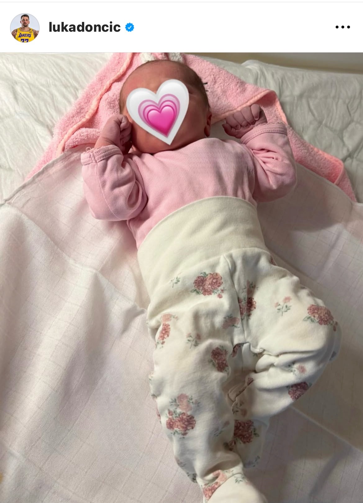 东契奇晒女儿照片，可爱🤏 