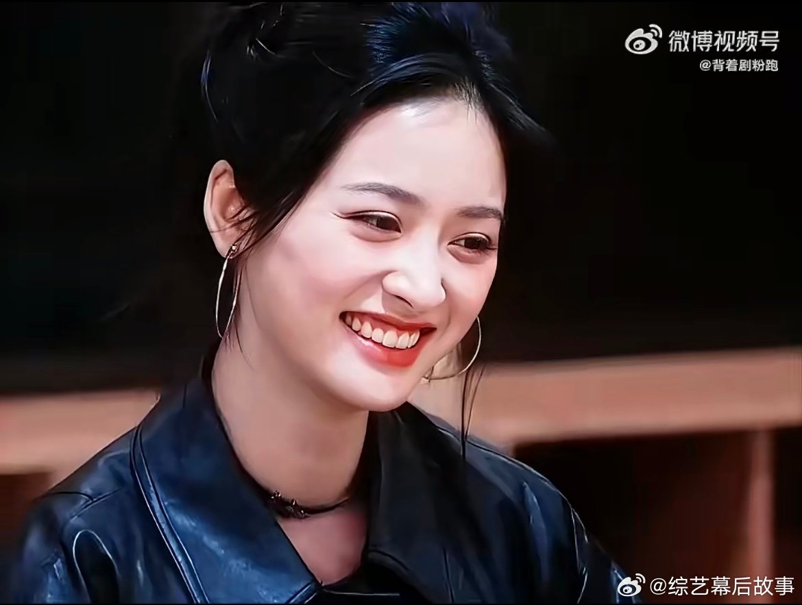 沈月吹风完全偶像剧女主 沈月随意扎发吹风的画面，甜笑明媚又治愈，录综艺堪比偶像剧