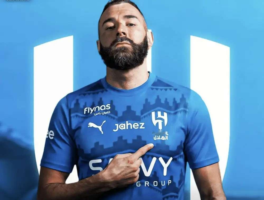 姜还是辣的，本泽马一到利雅得新月就上演帽子戏法，在6-0大胜阿科多的比赛中，38