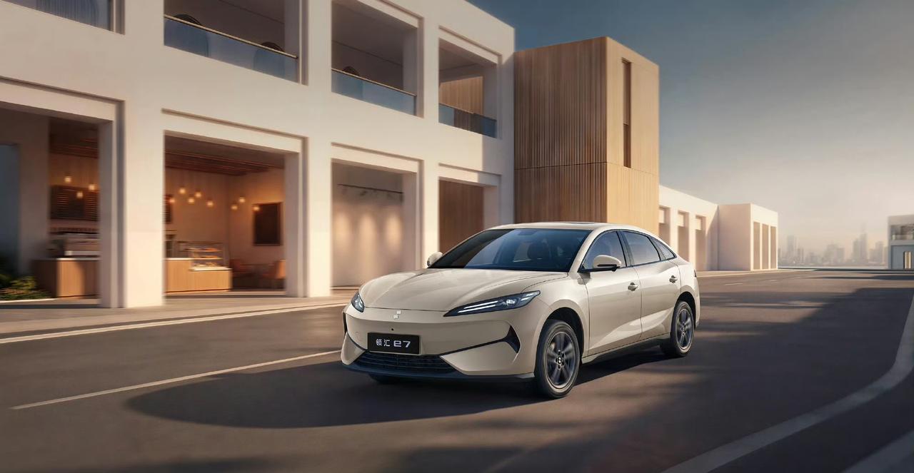 比亚迪领汇e7的快充技术优势显著。技术上采用比亚迪的闪充。

效率方面更是一绝，