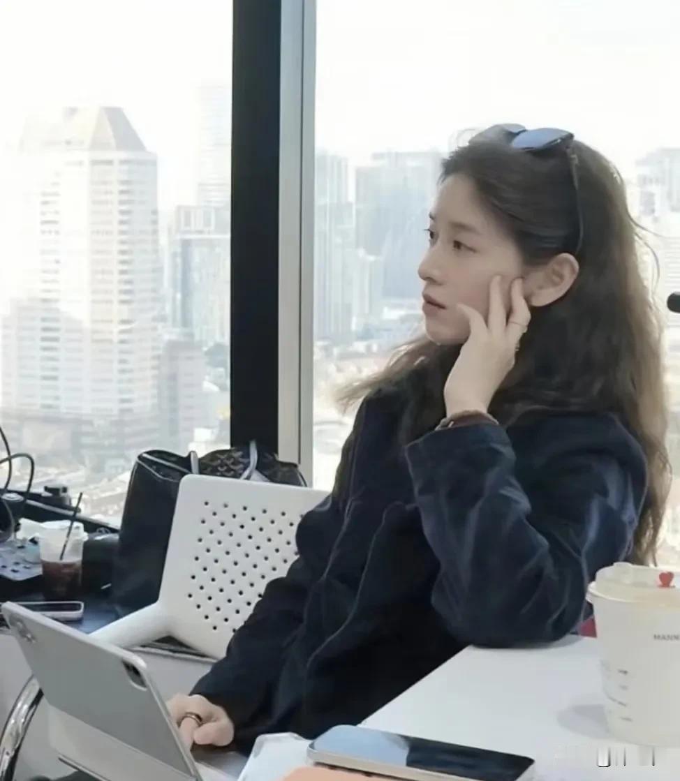 有网友说，章泽天确实是长得很好看，但是不知道为什么她的气质上不去（就是富贵的那种