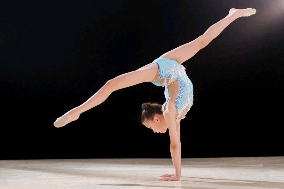 这事儿真的让人怒发冲冠！13岁的女孩本应在校园里快乐成长，却遭遇体操教练的殴打、