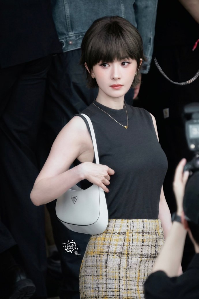 杨幂说短发是自己剪的 果然时尚感是与生俱来的，只有骨子里自带时尚感才能剪出这个发