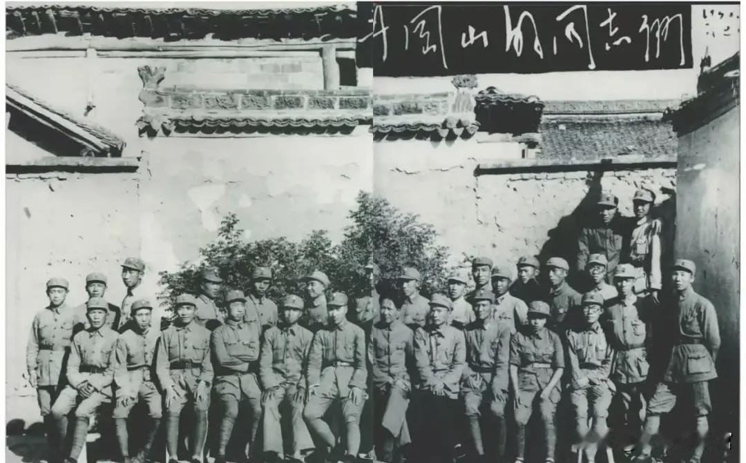 上图是1938 年毛泽东主席与参加井冈山斗争的部分同志合影，照片上方为毛泽东手迹