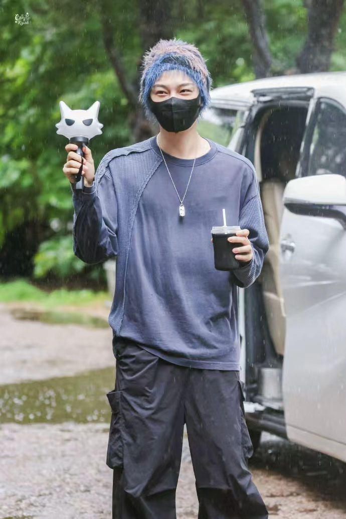 丁禹兮 姜珮瑶丁禹兮眼里藏不住的笑意丁禹兮和应援棒长得好像丁禹兮和应援棒长得好像