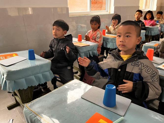 加之孩子在家，安全问题令大人放心不下。同时大多数孩子贪玩学习不主动，不能自觉写作