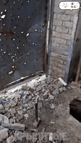 防无人机贵在空间和时间。一架乌军无人机在房子外徘徊，估计操作员还在想怎么打击，躲