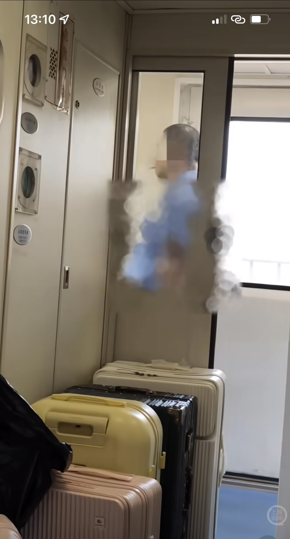 列车员着制服在火车禁烟标志旁抽烟？国铁南宁局：该车未全列禁烟