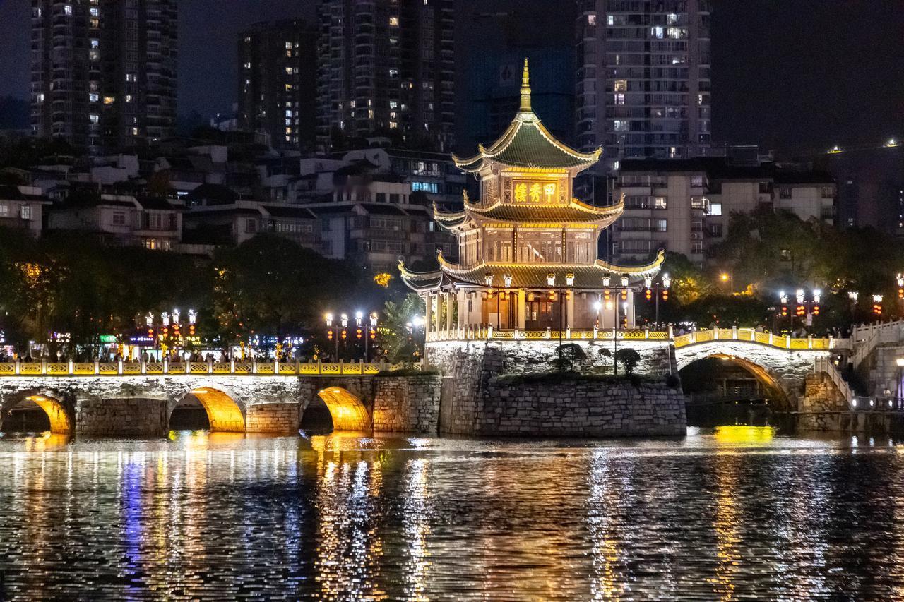 贵阳 甲秀楼，贵阳地标建筑，修建于明万历年间，是贵阳现存年代久远的古建筑之一，保