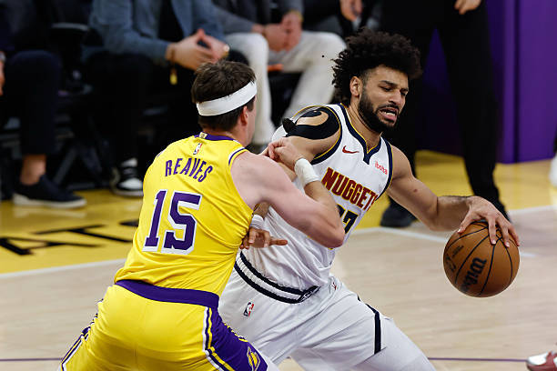 最近三场与西部直接竞争对手的交锋，湖人限制爱德华兹15中2，穆雷14中1，杜兰特