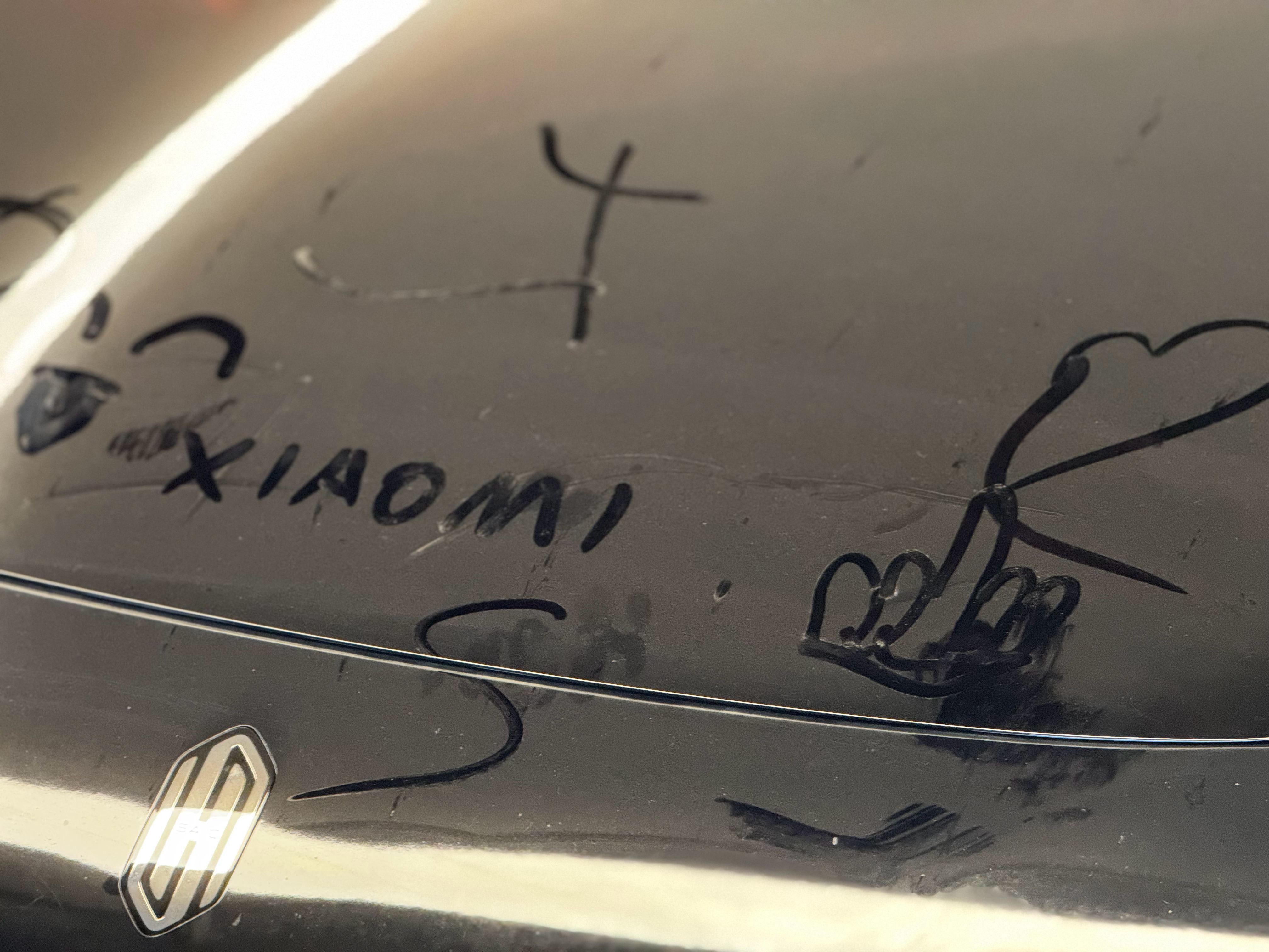 跟哥们顺路吃口饭，路过HUAWEI门店的试驾车…定睛一看，谁在这儿写了个“XIA