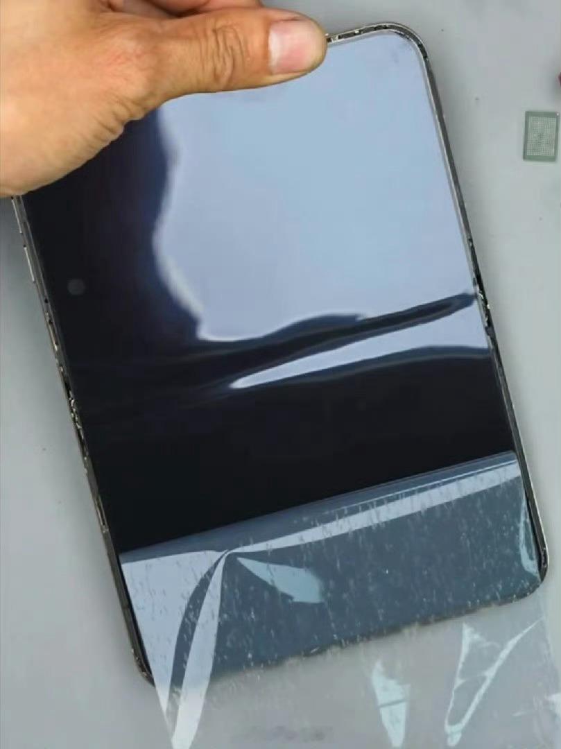 我去，iPhone Duo内屏这层磨砂膜居然徒手就能撕下来？[捂嘴哭]撕完直接变
